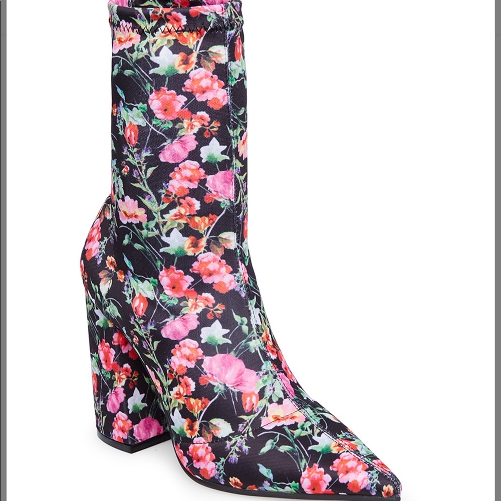 Short Sale New Steve Madden Lombard floral booties Sz 7M